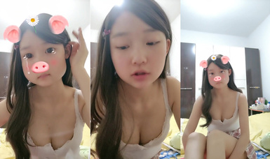 19歲清純學生 超級可愛【你的學妹】獨自在家鎖上門，閨房裡換裝自慰，撒尿特寫，水真多一直流個不停 (2)