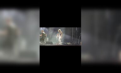 美知名摇滚乐队女主唱「乌莉斯塔」演唱现场当众脱裤“尿脸”男粉丝 高清720P原版无水印