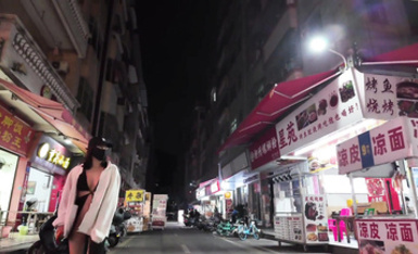 網紅人氣露出女神【cikaimoon】城市露出被路人拿手機拍攝 (2)